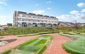 un edificio con un campo de golf delante de él en 1 Bedroom Stunning Apartment In Fan, en Fanø