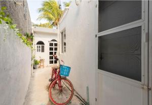 una bicicleta roja estacionada frente a un garaje en Casa paz, en Isla Mujeres