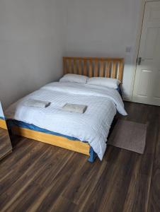 RAHAL BARNET في بارنيت: سرير مع اللوح الخشبي في غرفة النوم