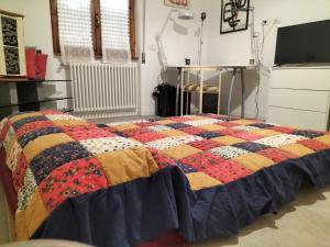 ブラッチャーノにあるAlloggio Turistico Pratoterraのベッド1台