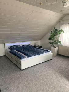 een groot bed in een kamer met een plafond bij Ruhiges Einzimmer-Apartment in Backnang