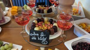 - une table avec des verres de vin et une assiette de nourriture dans l'établissement Chalet Sonnenhang Oberhof, à Oberhof