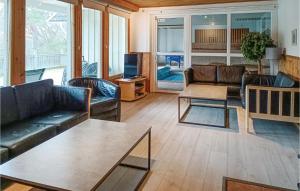 uma sala de estar com sofás e uma mesa em Stunning Home In Kpingsvik With Kitchen em Köpingsvik