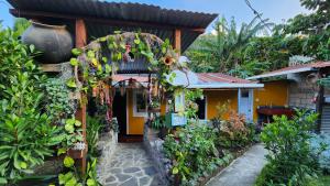 a house with a lot of plants on it at Posada Woochooch in San Juan La Laguna