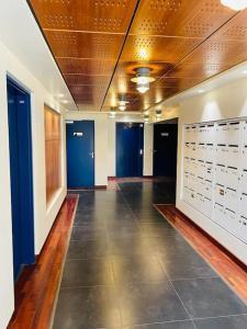 an empty room with blue walls and a tile floor at Appartement, Lumières d'Arcachon in Arcachon