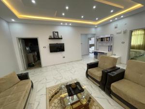 sala de estar con 2 sofás y TV en Oskar Appartment, en Wadi Musa