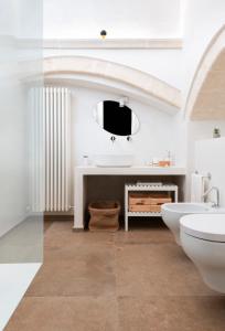 bagno con lavandino e servizi igienici di MOH - Casa Vacanze a Grottaglie
