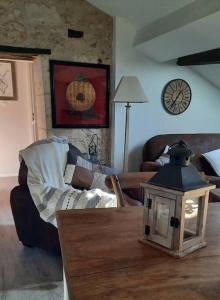 Mon appart Teranga في بيريجو: غرفة معيشة مع أريكة وطاولة