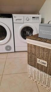 lavadora y secadora en una habitación en Mon appart Teranga en Périgueux
