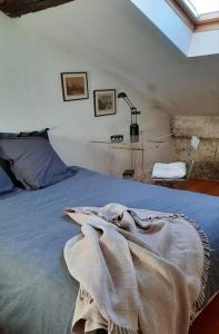 ペリグーにあるMon appart Terangaのベッドルームに毛布付きのベッド1台