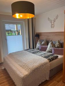 ein Schlafzimmer mit einem großen Bett mit einer Lampe in der Unterkunft Ferienwohnungen am Riedanger in Mayrhofen