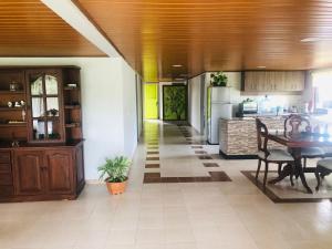 聖羅莎德卡瓦爾的住宿－Casa rural o chalet，厨房以及带桌子和柜台的用餐室。