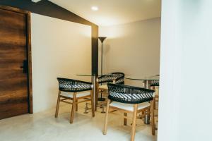 a dining room with a table and chairs at I Believe- All Suite Manila-Poblado in Medellín