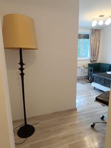 sala de estar con lámpara y sofá en VIV Rosetti, en Iaşi
