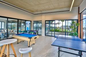 - un salon avec 2 tables de ping-pong dans l'établissement 572 Ballito Hills, à Ballito