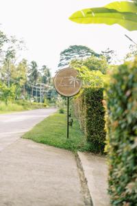 Nay Morena Villa : علامة في العشب بجانب شارع