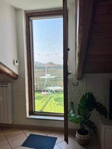 ein Fenster in einem Zimmer mit einem Tisch und einer Pflanze in der Unterkunft the Wooden Roof in Baronissi