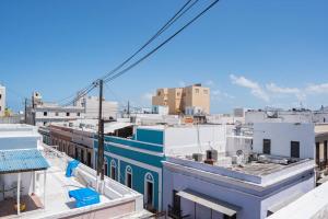 vistas a los tejados de los edificios de una ciudad en Studio PH Apt w/ Huge Balcony & Amazing Views - Fortaleza Apt 10 en San Juan