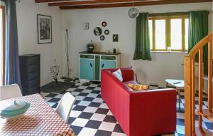 ein Wohnzimmer mit einem roten Sofa und einem karierten Boden in der Unterkunft Nice Home In Sglien With Wi-fi in Séglien