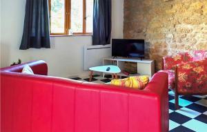 ein Wohnzimmer mit einem roten Sofa und Stühlen in der Unterkunft Nice Home In Sglien With Wi-fi in Séglien