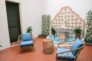 eine Terrasse mit Stühlen, einem Tisch und einem Brunnen in der Unterkunft Art Inspired Apt Besides Governors Mansion in OSJ - Fort Apt 11 in San Juan