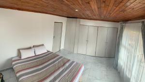 - une chambre avec un lit et un plafond en bois dans l'établissement 55 On Main, à Sedgefield