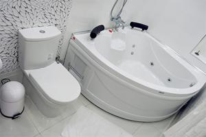 Karamürsel Otel (Mohti Otel - Fitness - Organizasyon) في كارامورسيل: حمام مع حوض استحمام أبيض ومرحاض