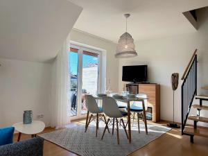 Televisyen dan/atau pusat hiburan di Ferienwohnung Strandgut - seenahe Maisonette Wohnung mit Parkplatz und Südbalkon