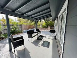 een patio met stoelen en een grill op een huis bij The Texas Rose in San Antonio