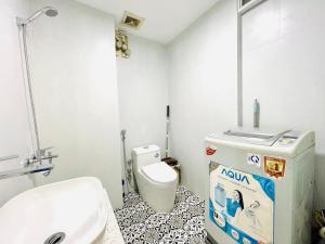 ハノイにあるVitamin Home Hoàn Kiếmの小さなバスルーム(トイレ、シンク付)