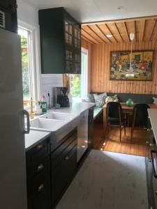 uma cozinha com um lavatório e uma bancada em Family house 50 meters to the ocean em Buvik