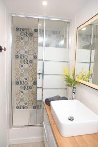 a bathroom with a sink and a shower at L'authentique ! - Ma petite résa in Vesoul