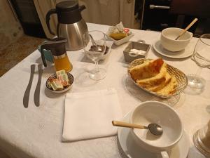 einen Tisch mit einem Teller Kuchen und Weingläsern in der Unterkunft L'écrin in Lacroisille