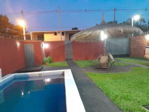 a backyard with a swimming pool and a yurt at Hospedaje Confortable en Luque in Luque