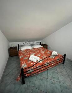 パルティニーコにあるCasa Leoneのベッドルーム1室(ベッド1台、タオル2枚付)