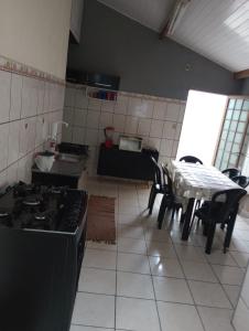 Dapur atau dapur kecil di Cantinho mãe e filhos