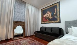 - un salon avec un canapé et un tableau mural dans l'établissement Orient, à Madrid