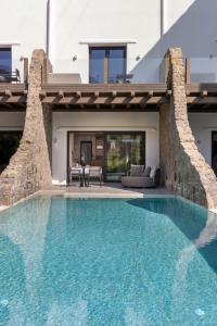 Bazén v ubytování Aeonic Suites and Spa nebo v jeho okolí
