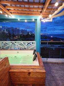 um quarto com um banco e vista para uma cidade em Avadia del Mar em Cartagena de Indias