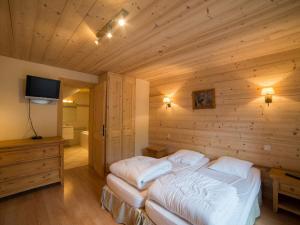 เตียงในห้องที่ Appartement Duplex au Cœur des Gets - 3 Chambres, 3 SDB, Proche Pistes et Commerces, Garage Privé - FR-1-671-80