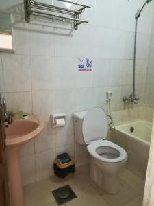La salle de bains est pourvue de toilettes, d'un lavabo et d'une baignoire. dans l'établissement Bedouins Inn Village, à Aqaba