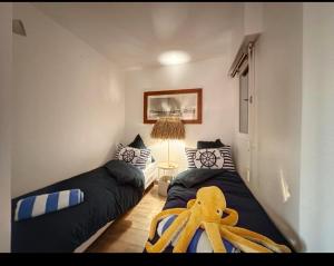 ein Schlafzimmer mit zwei Betten mit einem Oktopus darauf in der Unterkunft Le rayon vert in Six-Fours-les-Plages
