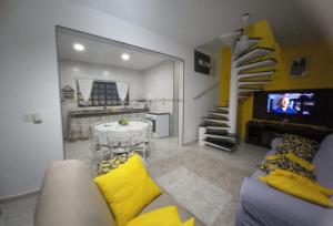 - un salon avec un canapé et une télévision dans l'établissement Recanto da praia, à Bertioga