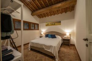 um quarto com uma cama e uma televisão num quarto em Podere Valserena em Monteroni dʼArbia