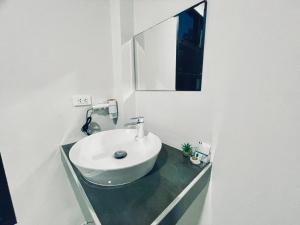 Sky View Home and Hostel Chiangmai的一间浴室