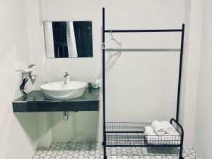Sky View Home and Hostel Chiangmai的一间浴室