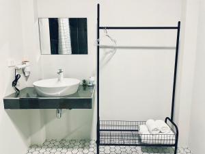 Sky View Home and Hostel Chiangmai的一间浴室