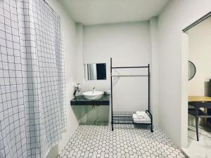 Sky View Home and Hostel Chiangmai客房内的一张或多张床位
