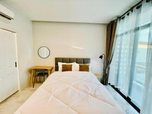 Sky View Home and Hostel Chiangmai客房内的一张或多张床位