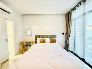 Sky View Home and Hostel Chiangmai客房内的一张或多张床位